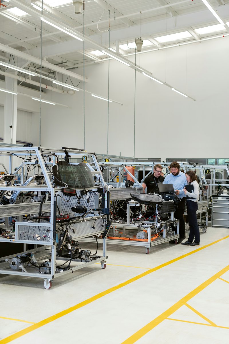 Hassas üretim yapılan bir fabrikada alüminyum ve çelik araç bileşenleri üreten robotik kaynak kollu otomotiv montaj hattı
