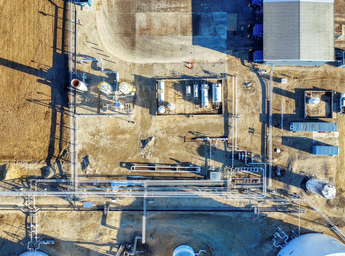 Birden fazla kıtada güneş enerjisi kurulumları ve sürdürülebilir üretim altyapısına sahip modern bir sanayi kompleksinin havadan görünümü