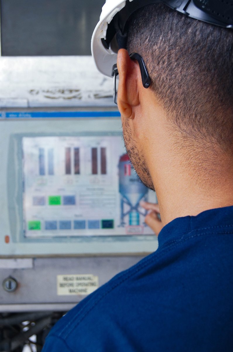 Durchführung eines ESG-Compliance-Audits vor Ort in einer Fertigungsanlage – Prüfung von Emissionsdaten und Sicherheitsprotokollen mit Werksleitern