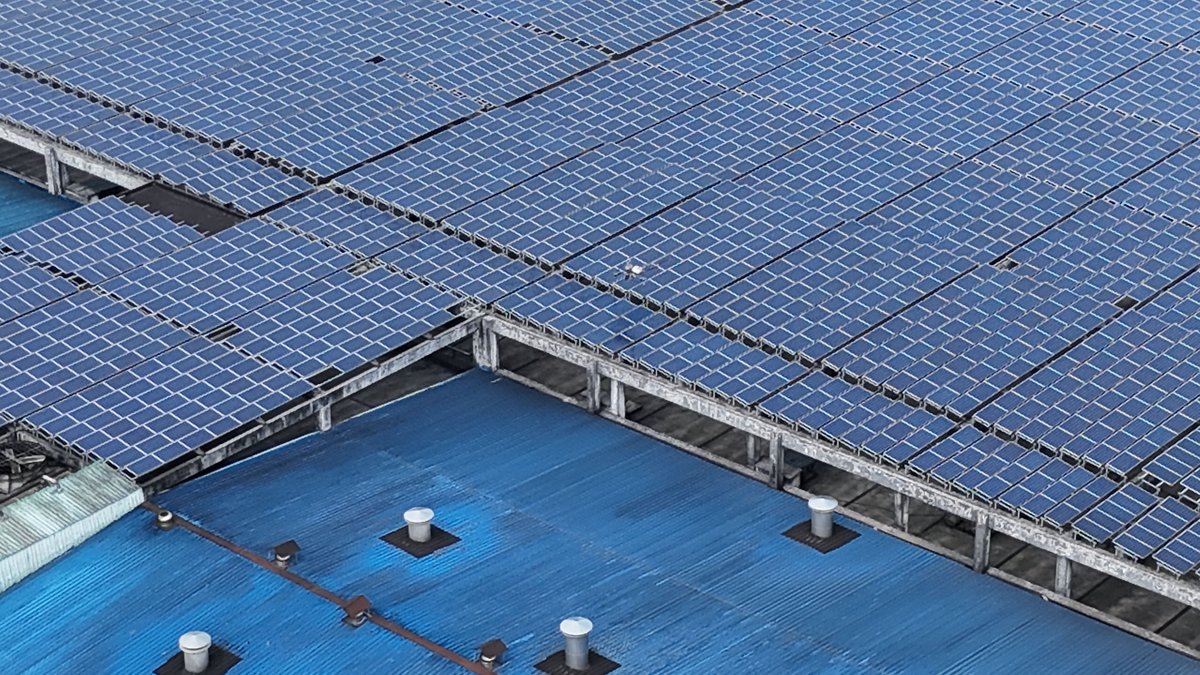 Anlage für erneuerbare Energien an einem Industriestandort – Solarmodule integriert in den Fertigungsbetrieb
