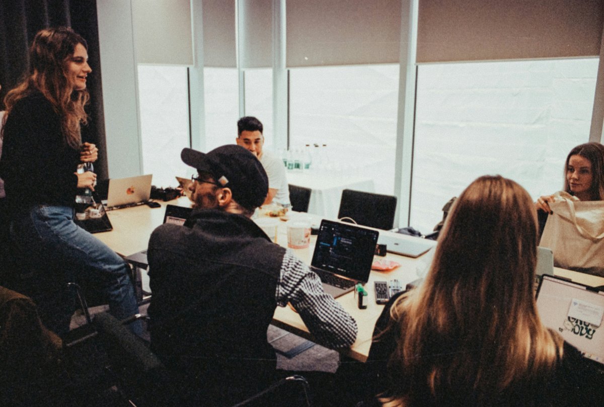 Moderation eines Stakeholder-Workshops mit Vertretern lokaler Gemeinden und Nachhaltigkeitsverantwortlichen von Unternehmen